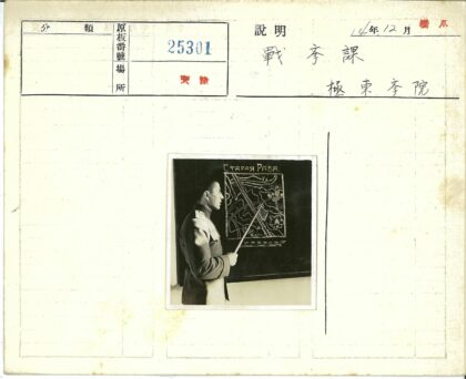 军官讲解军事地图.jpg