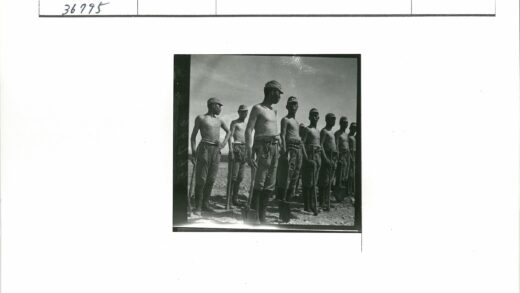军帽男子持铲列队户外.jpg