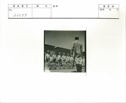 军校学员与教官铁路边训练.jpg