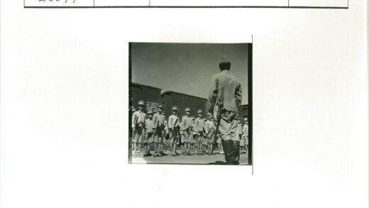 军校学员与教官铁路边训练.jpg