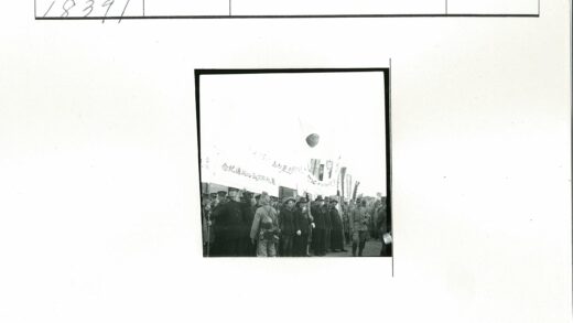 军民集会举横幅历史场景.jpg