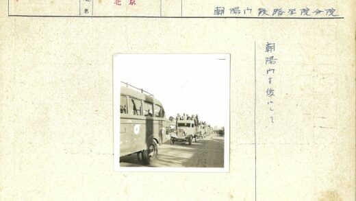 军用卡车与公共汽车同行.jpg