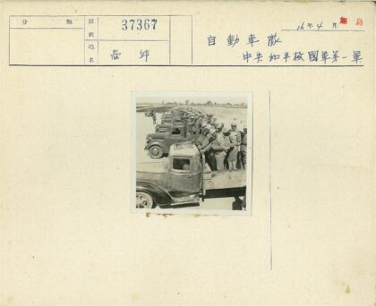 军用卡车士兵列队田野行军.jpg