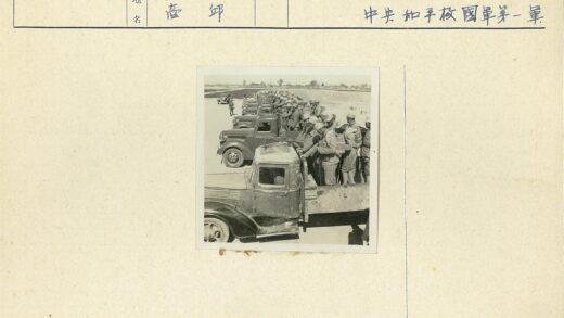 军用卡车士兵列队田野行军.jpg
