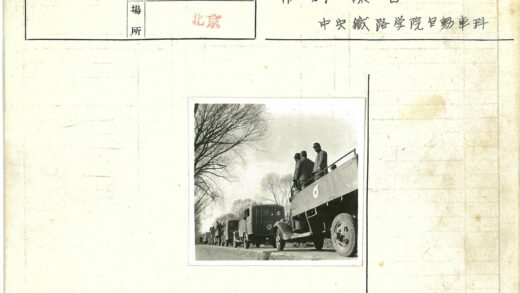 军用卡车士兵行军树林旁.jpg