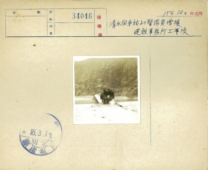 军用卡车穿越山地窄桥.jpg