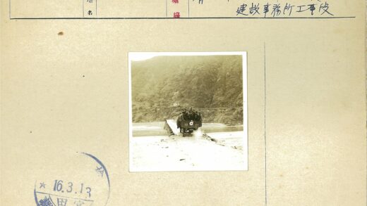 军用卡车穿越山地窄桥.jpg
