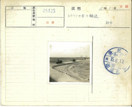 军用卡车行驶在尘土飞扬的荒野.jpg