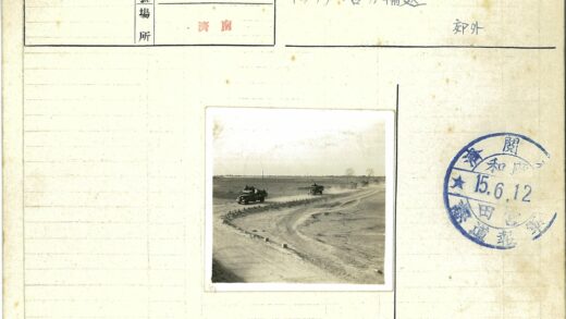 军用卡车行驶在尘土飞扬的荒野.jpg