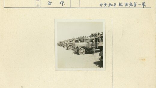 军用卡车载兵行军纪实.jpg
