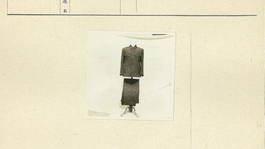 军装制服与文件手写注释.jpg