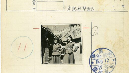 军装妇女持枪户外照.jpg