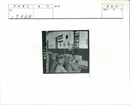 军装学员专注听讲课堂实景.jpg