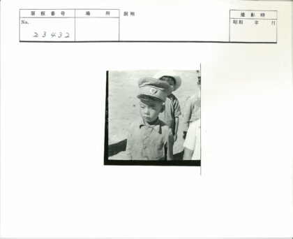 军装小男孩与伙伴户外合影.jpg