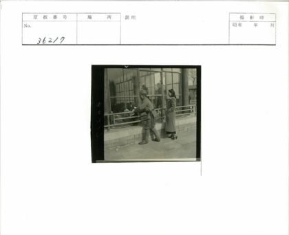 军装男女玻璃建筑前合影.jpg
