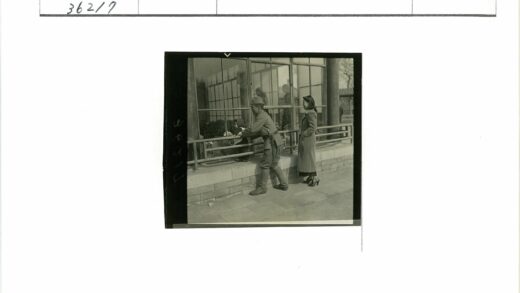 军装男女玻璃建筑前合影.jpg