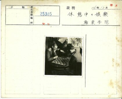 军装男子室内对弈.jpg