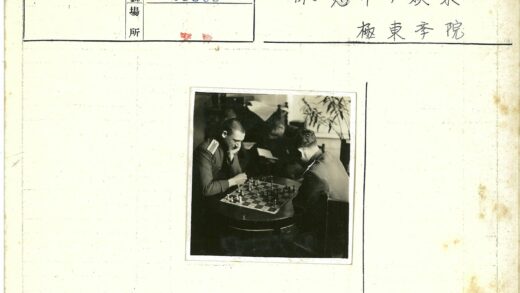 军装男子室内对弈.jpg