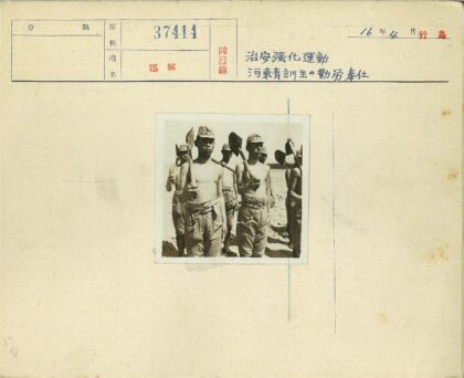 军装男子扛铲列队户外.jpg