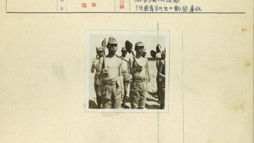 军装男子扛铲列队户外.jpg