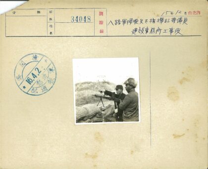 军装男子指远处建筑.jpg