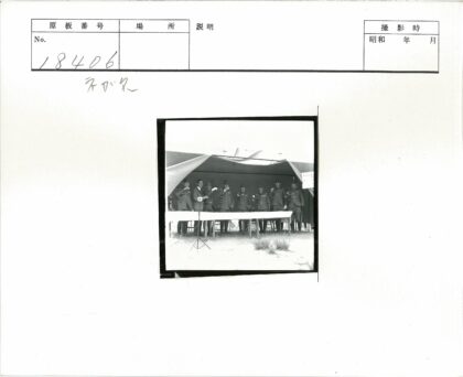 军装男子沙漠帐篷合影.jpg