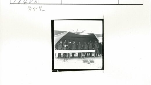军装男子沙漠帐篷合影.jpg