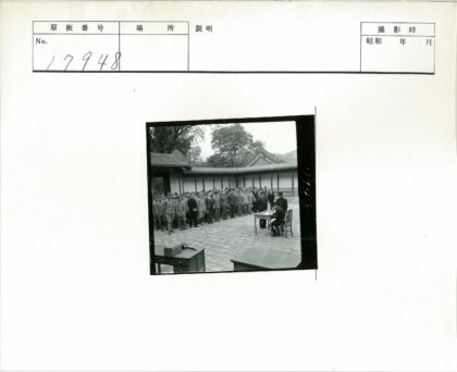 军装男子签署文件传统庭院.jpg