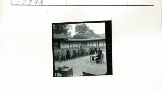 军装男子签署文件传统庭院.jpg