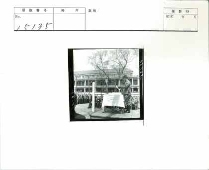 军装男子讲台读报群众背景.jpg