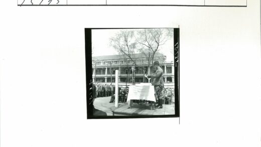 军装男子讲台读报群众背景.jpg