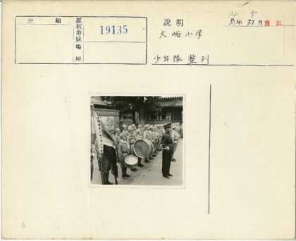 军装男孩与鼓乐队传统建筑背景.jpg