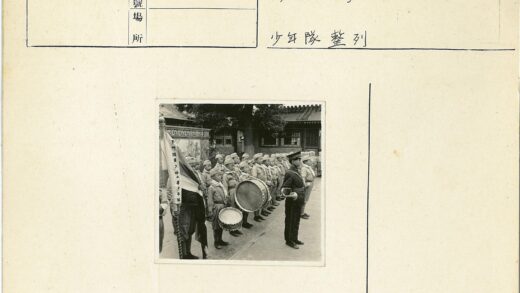军装男孩与鼓乐队传统建筑背景.jpg