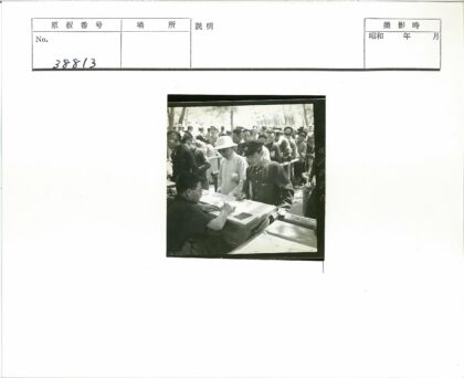 军装签署文件树林排队场景.jpg