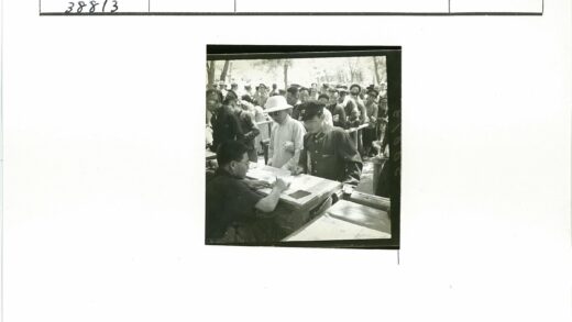 军装签署文件树林排队场景.jpg