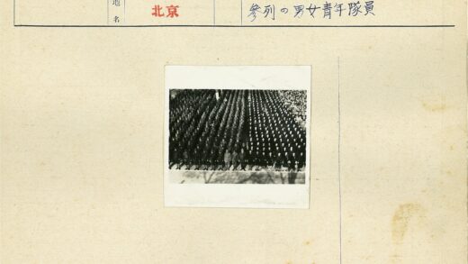 军装队伍集结树荫下.jpg