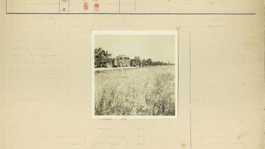 军车士兵乡间行军.jpg
