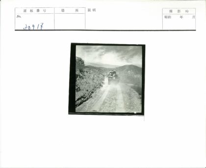 军车穿越山地土路.jpg