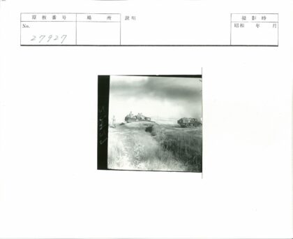 军车穿越崎岖草原行军.jpg