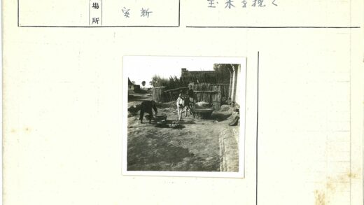 农夫与驴在锅旁劳作.jpg