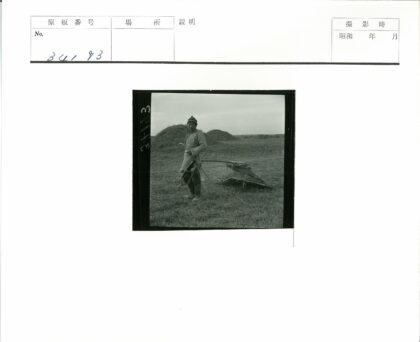 农夫劳作田野干草堆.jpg