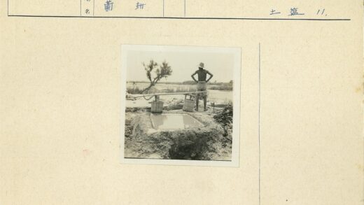 农夫平衡水桶沟渠旁.jpg