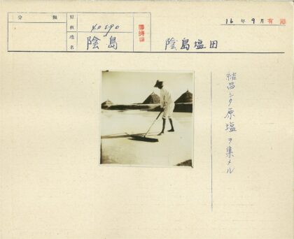 农夫戴帽清扫干草堆.jpg