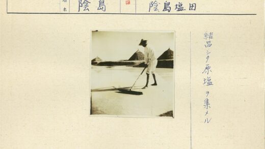 农夫戴帽清扫干草堆.jpg