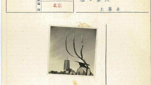农夫扛三叉农具与宝塔.jpg