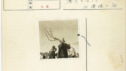 农夫扛干草叉晴空下.jpg