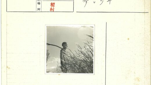 农夫扛镰刀站在草丛中.jpg