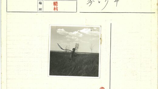农夫持叉立于枯树荒草间.jpg