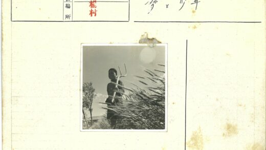 农夫持叉站立田野树屋背景.jpg
