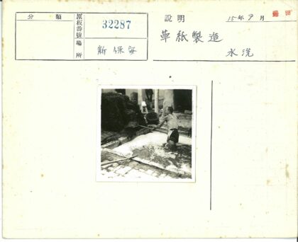 农夫泡沫中整理干草.jpg